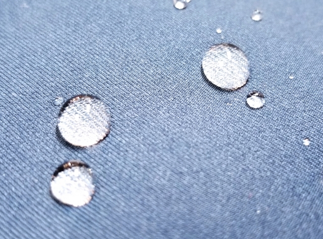 撥水加工とは？基本の仕組みと防水加工との違い